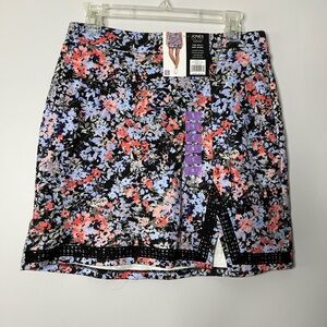 🌟3 for $25🌟

NWT Jones New York Women’s Floral Print Skort - Black and Pink
